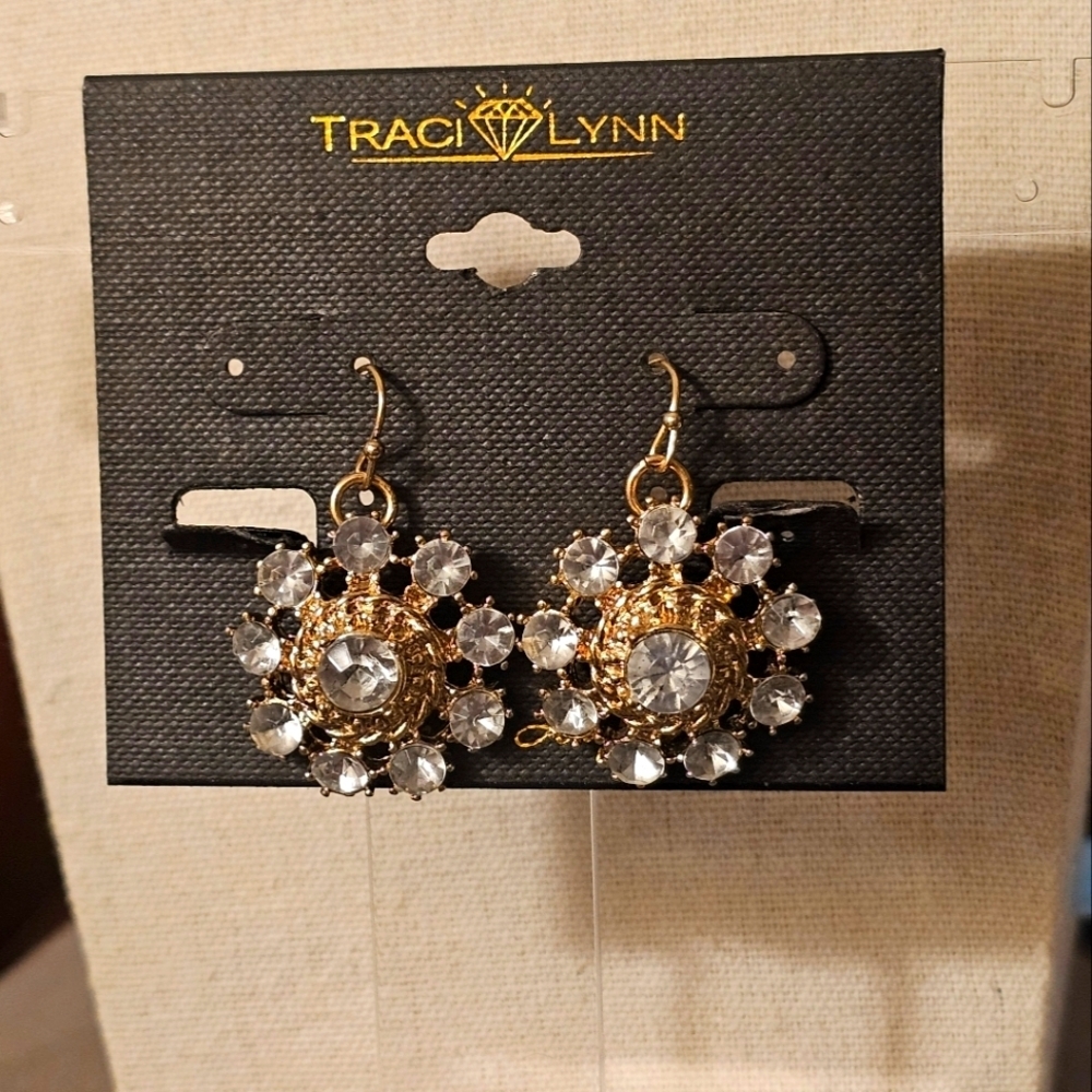 NEW 2014 TRACI LYNN Gold and Rhinestone Cluster Earrings E1P94